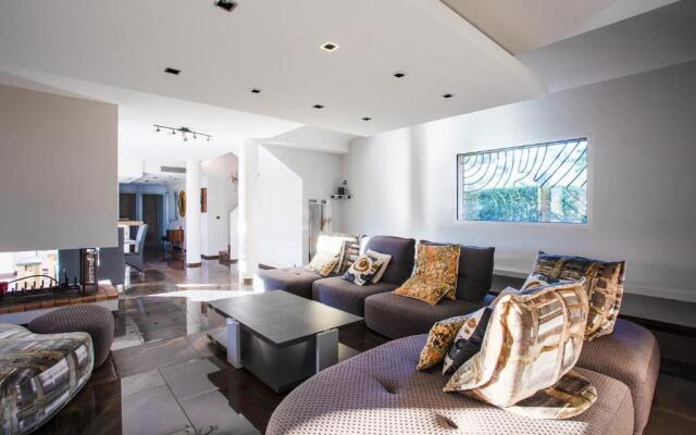 Serene Luxurious Hillside Villa Near Cannes