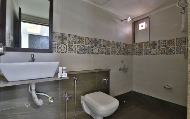 OYO 27930 Hotel Dev Palace