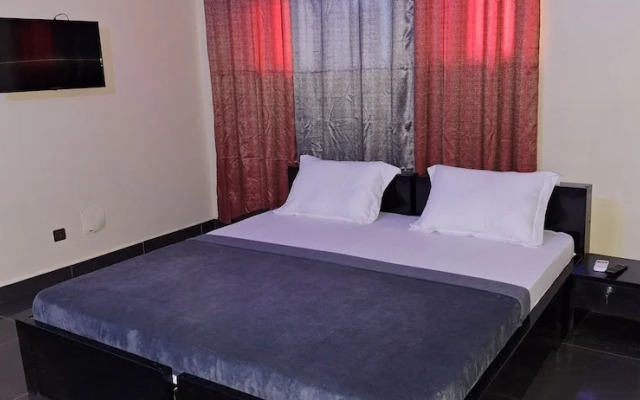 Royal Blue Guest House & Bar