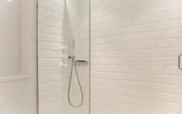 Luxury 2-bed, 2-bath Loft-style Flat in Covent Gdn