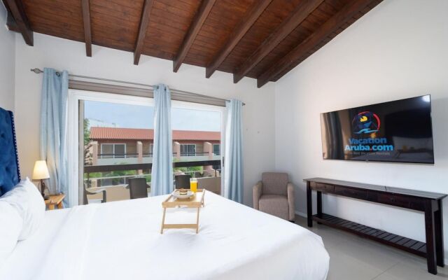 2br2 5BA Townhouse w Pool 3min Walk 2 Eaglebeach
