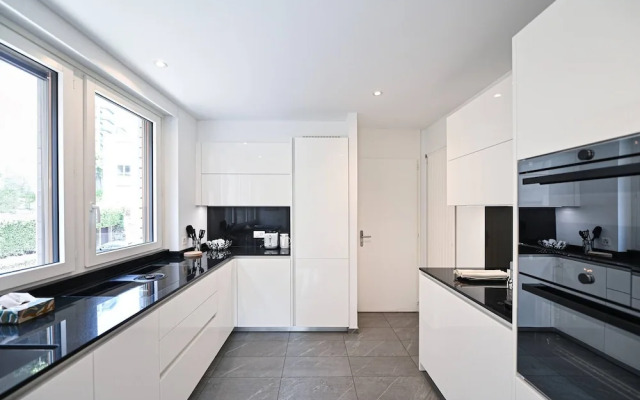 One & Only Lake View Apartment