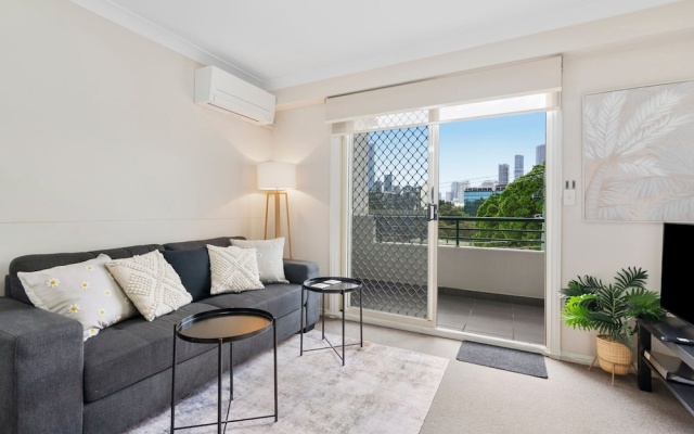 Comfortable Stay With Pool Access – Balcony – Brisbane
