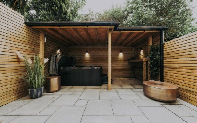 Clifton 32 - Garden Flat with Hot Tub - Hopewell
