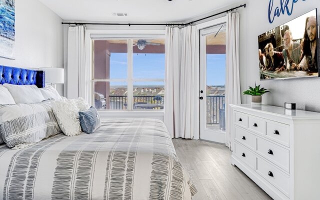 Luxury Waterfront Condo W/pool & Views!