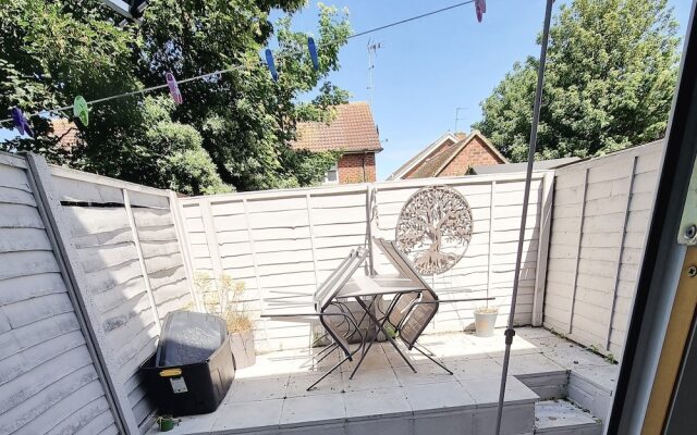 Entire Apartment With sun Filled Private Garden