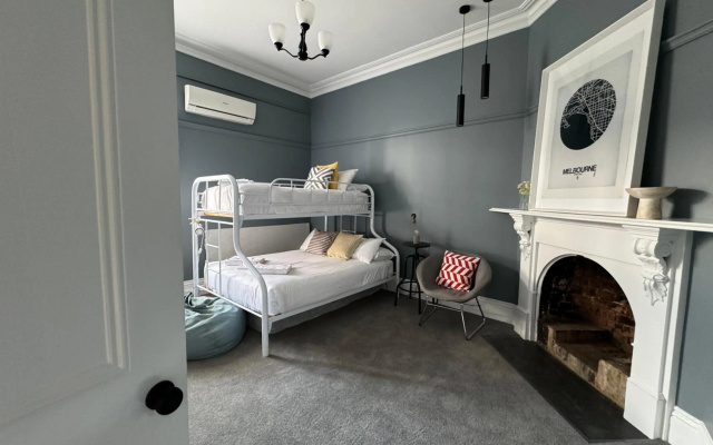 Entire Townhouse in Heart of Echuca's Port CBD - 15 guest capacity – Guest Rooms – Echuca