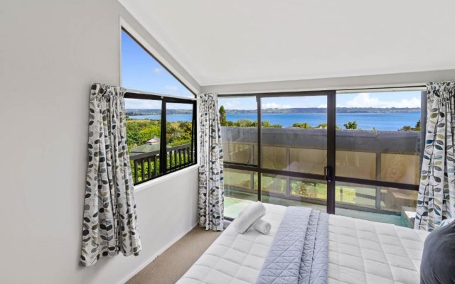 The Bird House - Kawaha Point, Rotorua. Stylish six bedroom home with space, views and relaxed atmosphere