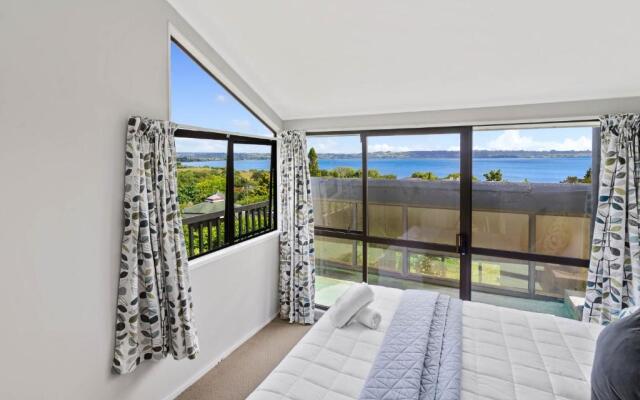 The Bird House - Kawaha Point, Rotorua. Stylish six bedroom home with space, views and relaxed atmosphere