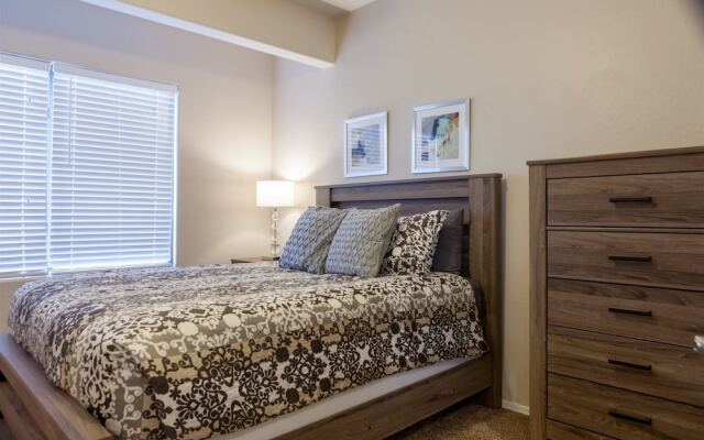 2BR Plus Ocotillo Townhome, Heated Pool, Spa, Gym