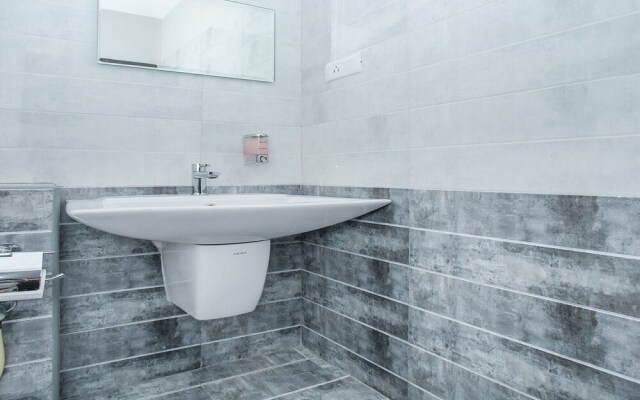 OYO 15352 Sahara Suites