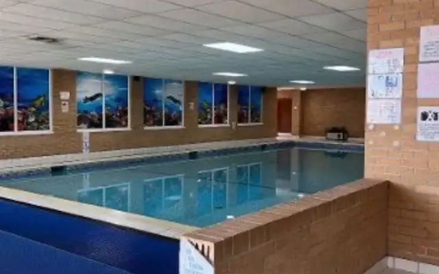 Caravansleeps6-parking-pool-mountain-petsok