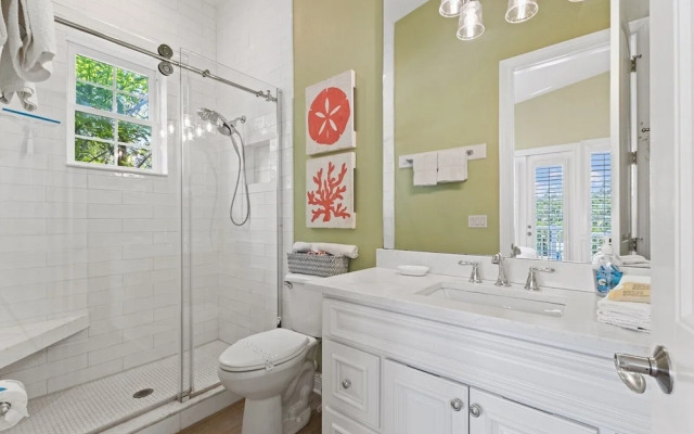 Splash Of Lime 3 Bedroom Home by RedAwning