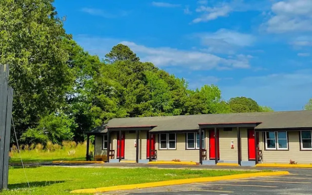 Whistling Pines - Daily & Extended Stay, Elizabeth City