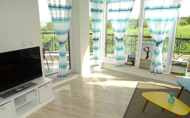 Cozy Apartment With sea View