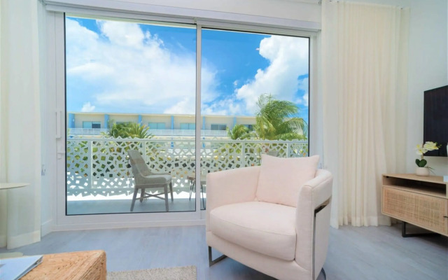 Modern 1BR Apt w Rooftop Pool Onsite Amenities