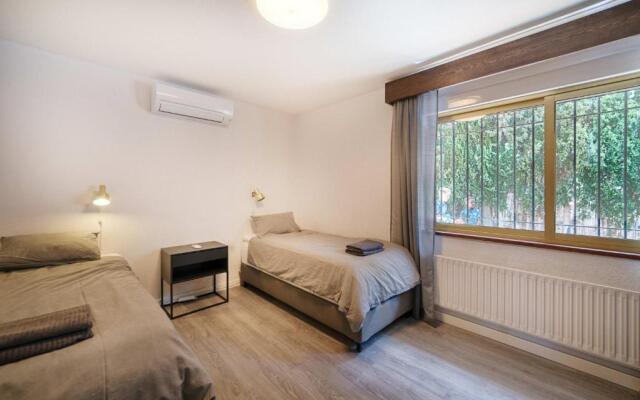 Villa Mimosa sleeps 8 with Guest house.