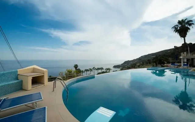 Villa Paradise-sleeps 20-pool-sea Views-pets