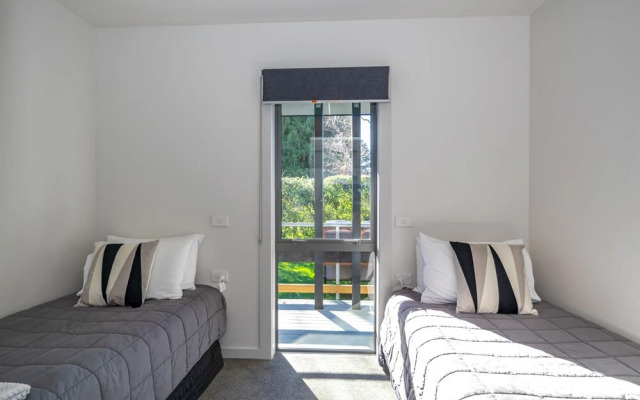 Black on Grey Motel
