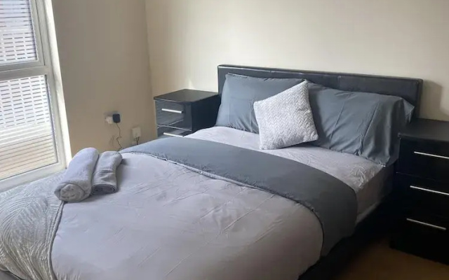 Beautiful 4 Bedroom Home With Parking by Lakeside