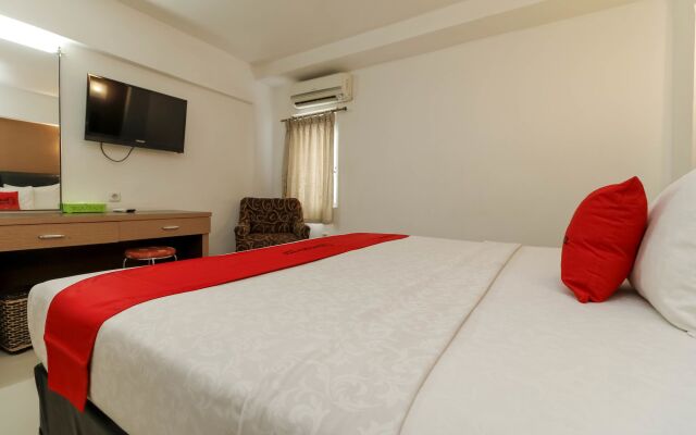RedDoorz Plus near Karebosi Area