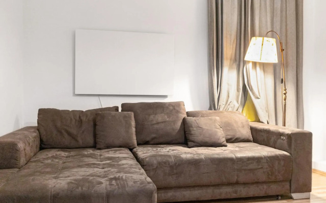 Budget Apartments Well connected to the Whole City