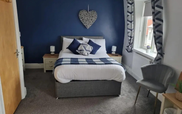 7-bed Beachside Retreat - Free Parking & Pets!