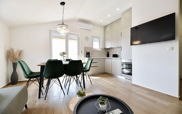 Modern holiday apartment "Libra" with swimming pool