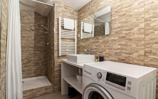 Superb 2BR Central Apt With Private Patio