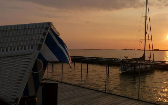 Houseboat Harmony