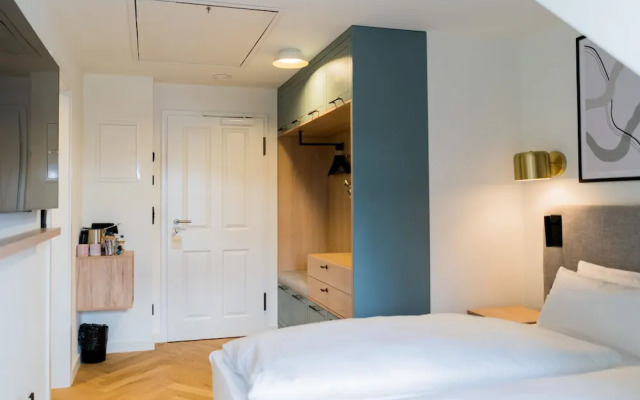 Bob W Munich Airport - Peterhof