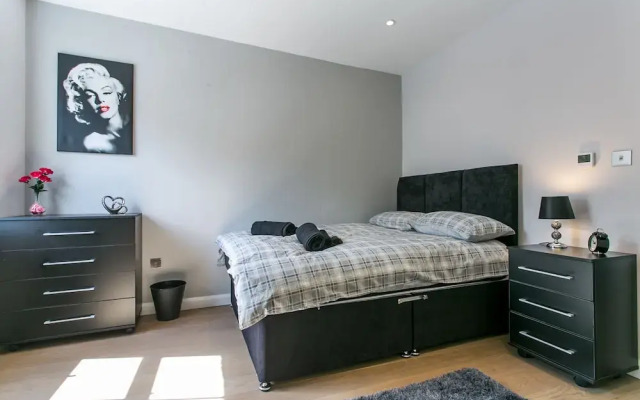 2 Bed Penthouse Style House in Camden Town