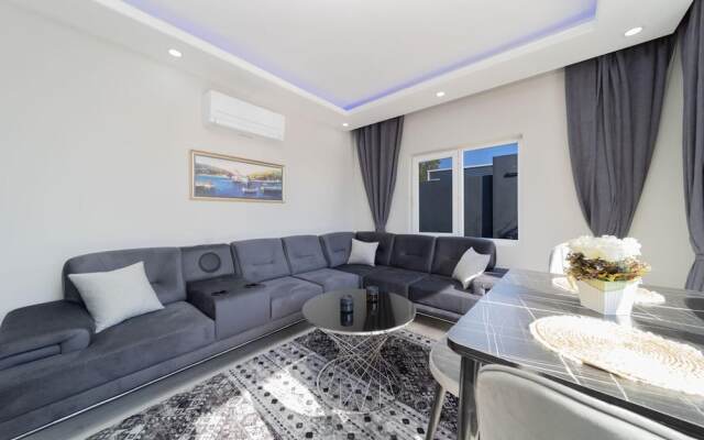 Villa With Pool and Backyard in Kepez