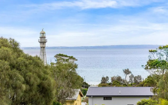 Sea Haven: coastal views, family retreat