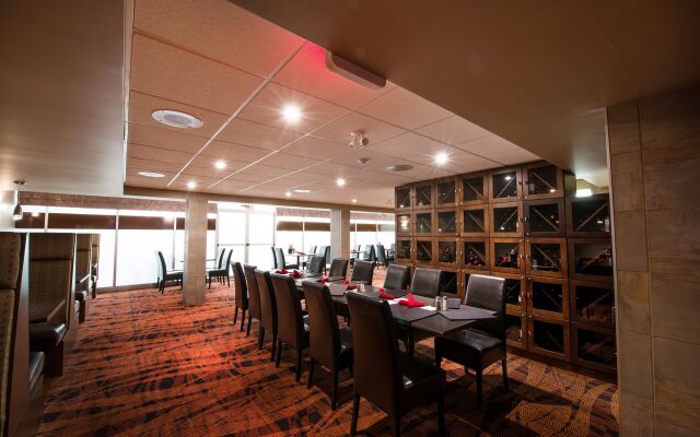 Clarion Hotel & Suites