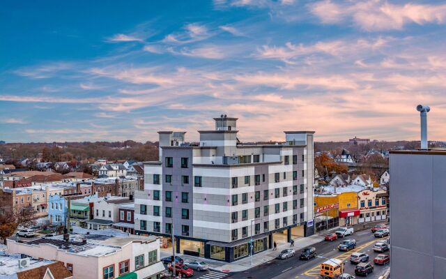 Van Wyck Hotel & Suites Near JFK Airport