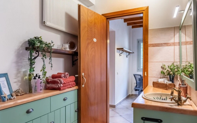 Charming 1-bed House in Stafylos