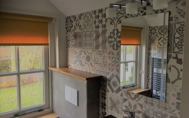 Lush Villa with Hot Tub, Private Fenced Garden in Hippolytushoef