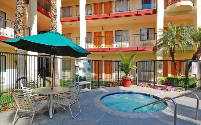 Comfort Inn & Suites Orange County John Wayne Airport