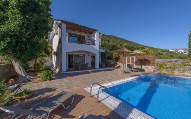 2 Bedroom Villa, Pool, Sea Views, Agios Nikolaos,