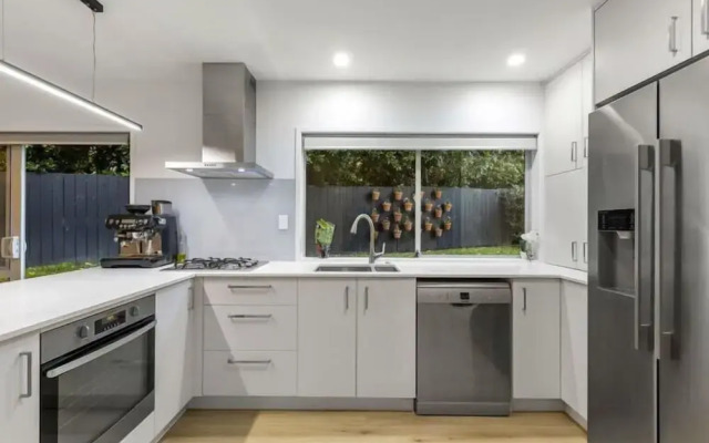 Modern Sanctuary On The Reserve