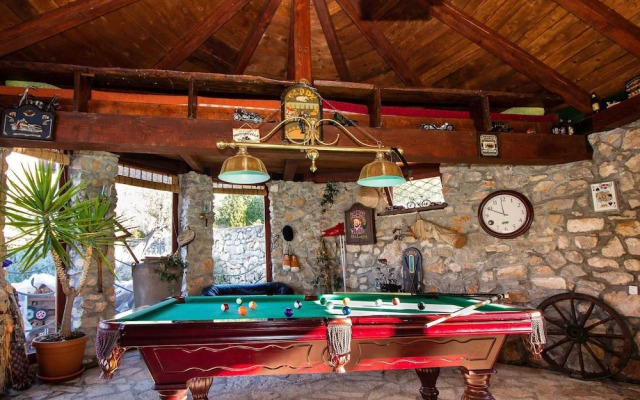 Authentic Dalmatian Hillside Escape With Pool, Sauna & BBQ