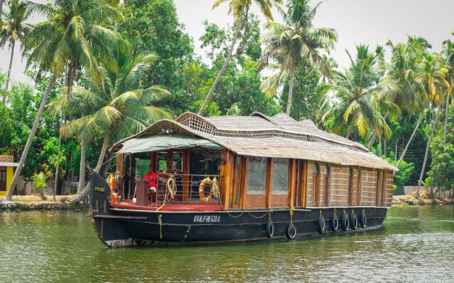 OYO 13525 HouseBoat My Trip Deluxe 3 BHK Private