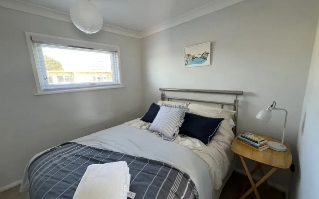 Beach Chalet - 2 Bedrooms - 4 Guests - Parking