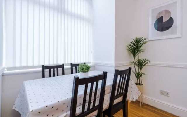 Spacious 4-Bed House Manchester