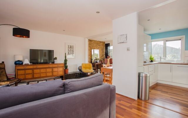 2 Bedroom Flat in Whitechapel with Large Balcony