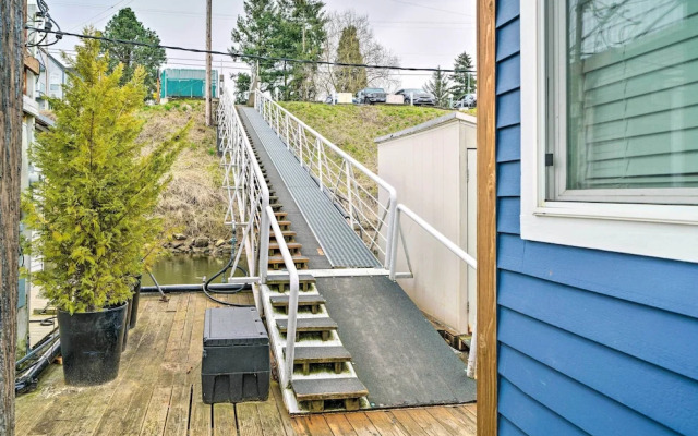 Portland Floating Home Getaway w/ Sauna!