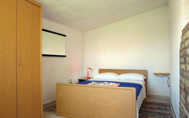 Nice Home in Liznjan With Wifi and 2 Bedrooms