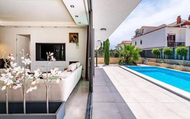 Villa Alpha - Four Bedroom Villa With Swimming Pool