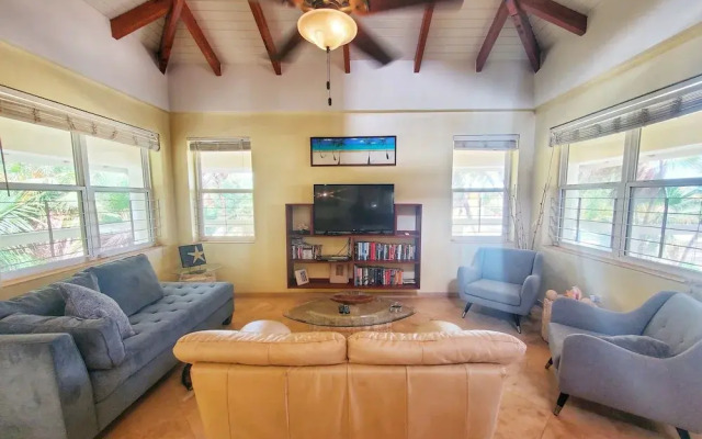 Lucky Duck Villa - Private Beach Escape
